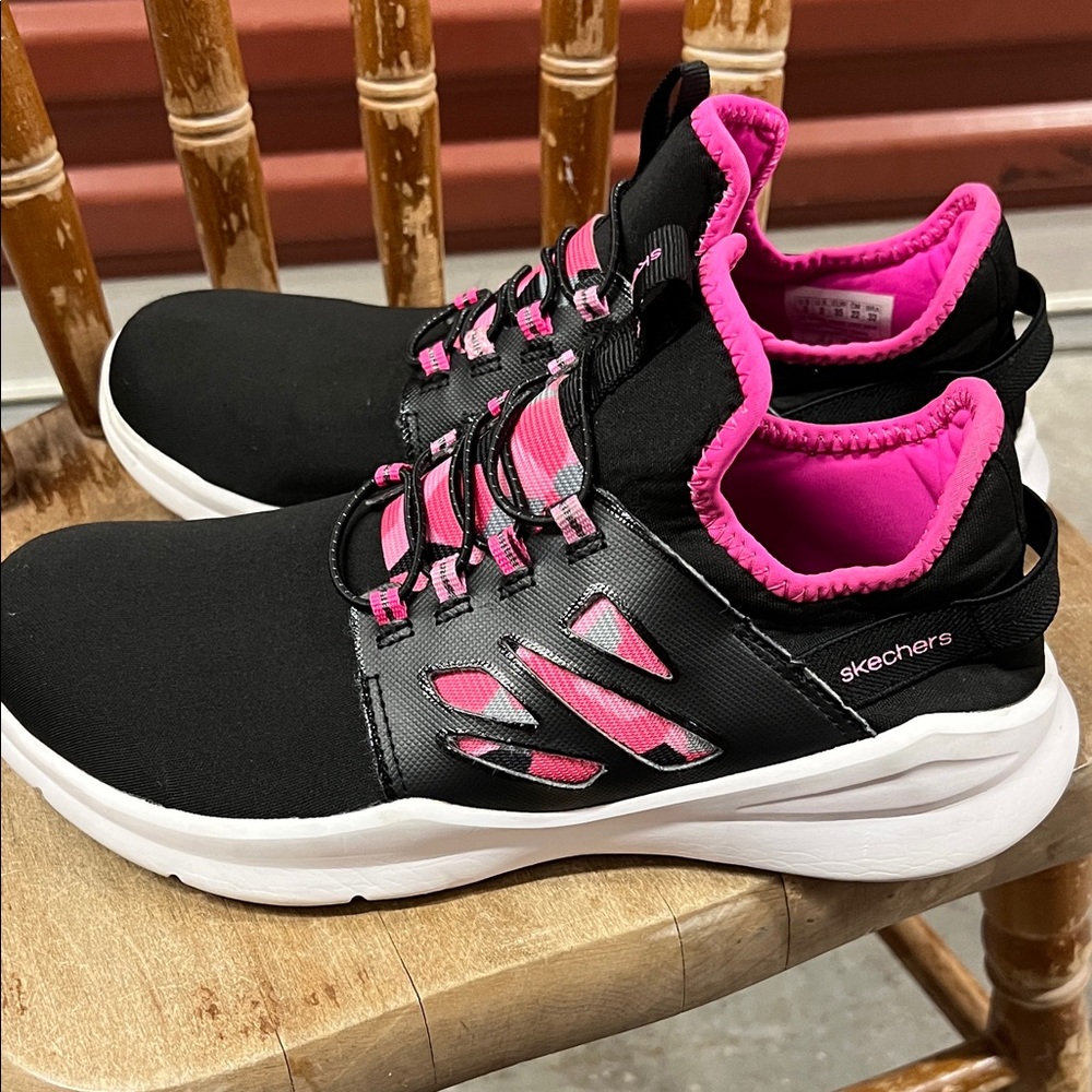 Skechers Women's Black and Pink Sneakers